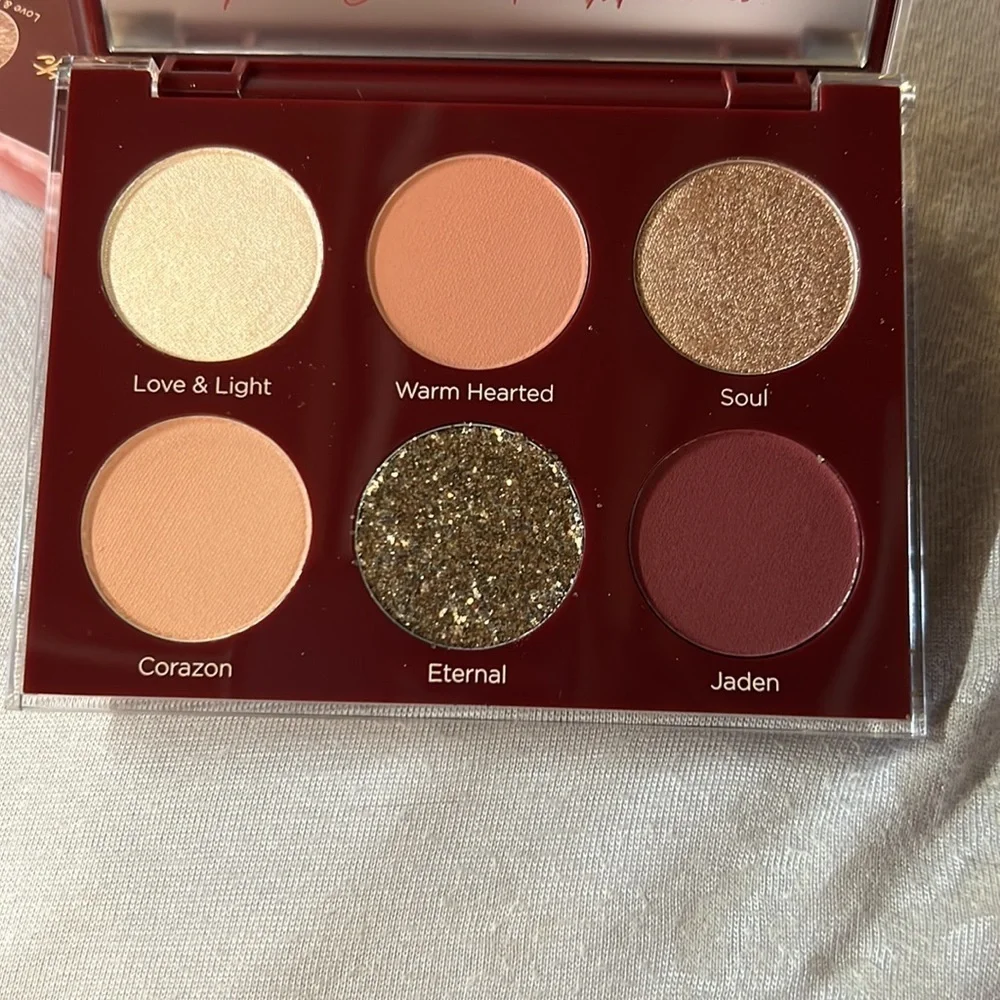 Dominique Unconditional Palette​​​